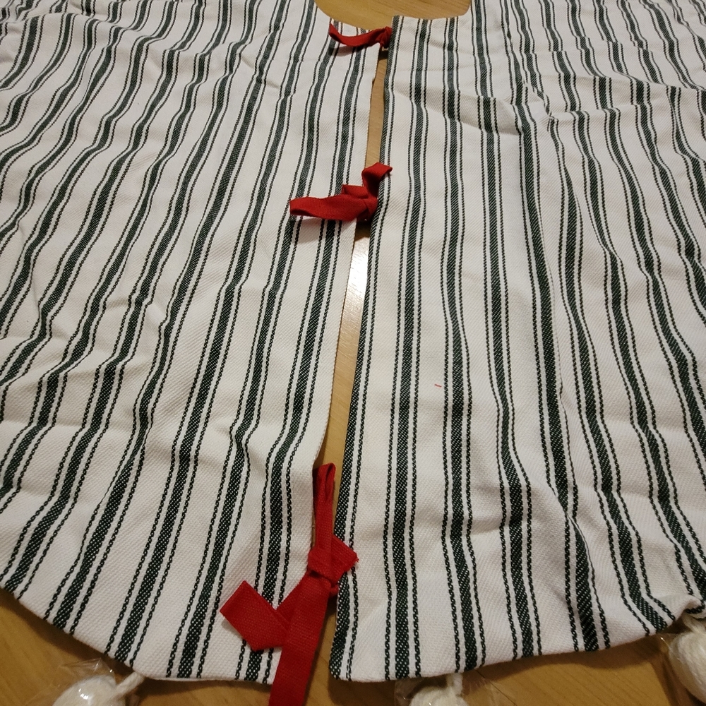 H&H Striped Christmas Tree Skirt ๐ - Picture 8 of 10